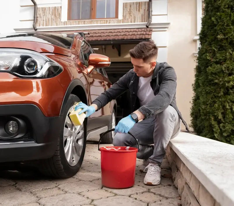 Lavage auto à domicile Saint-Laurent-de-Cerdans : professionnel intervenant sur un véhicule